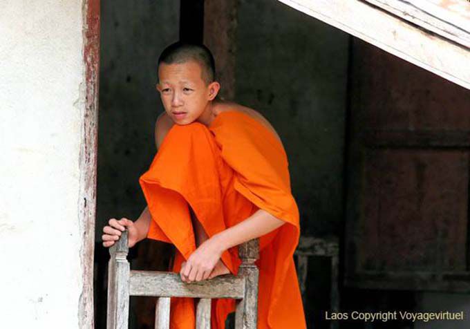 Monje joven pensativo, Wat Sene Soukharam, Laos