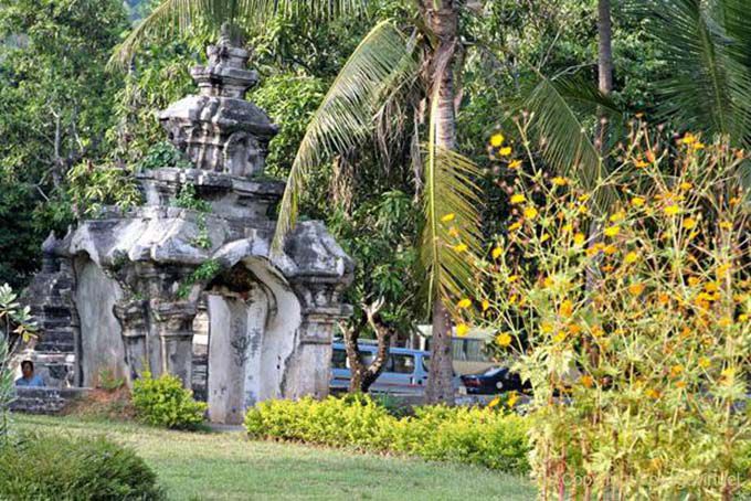 Puerta precaria conexión Wat Aham y Wisunalat, Wat Visoun, Laos
