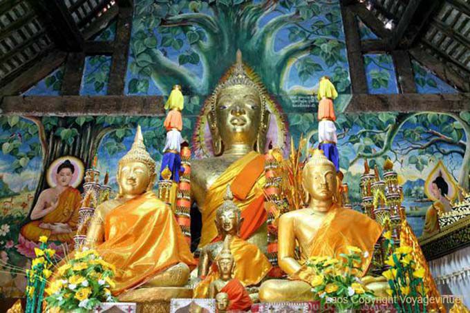 Wat Aham, altar dentro del Sim, Luang Prabang, Laos