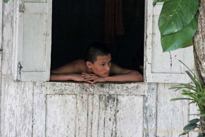 Monk pensativamente Kuti, Wat Visoun, Luang Prabang, Laos
