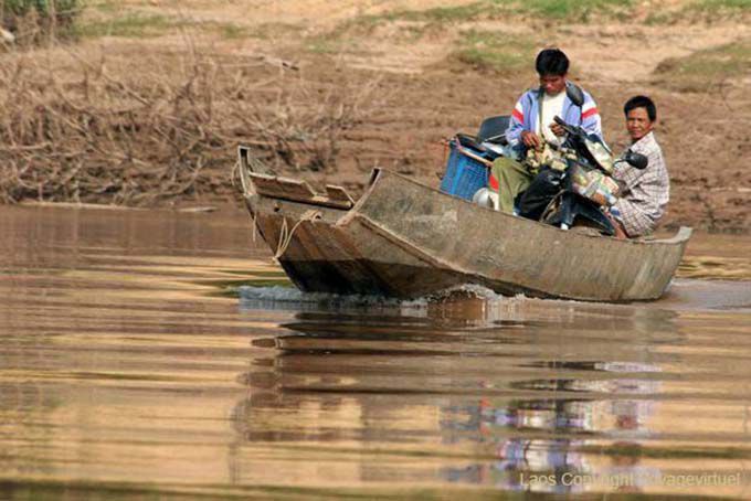 Cruzando el río en Pakse, Mekong, Laos Sur, Laos