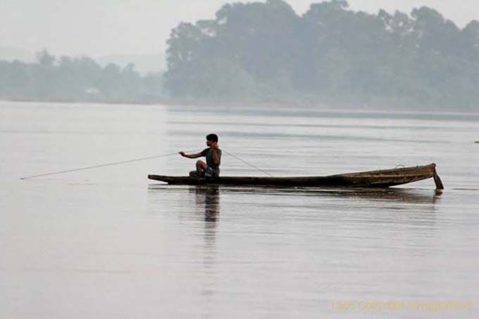 La pesca en la mañana, el Mekong Laos Sud, Laos