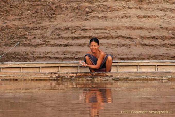 El momento del baño en el río Mekong, Laos Sur, Laos