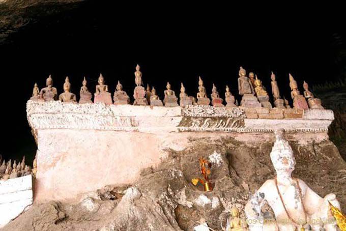 Budas en la cueva Pak Ou, Laos