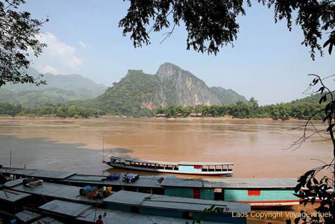 Vista panorámica del río y las montañas de Pak Ou, Laos