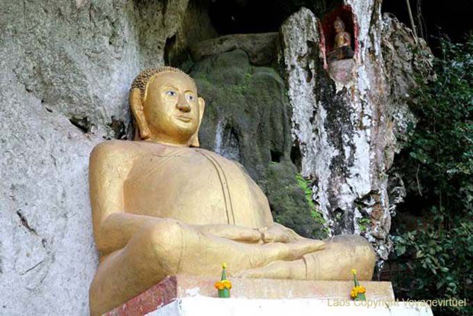 Pipona Buda en la entrada de Tham Phum, Pak Ou, Laos