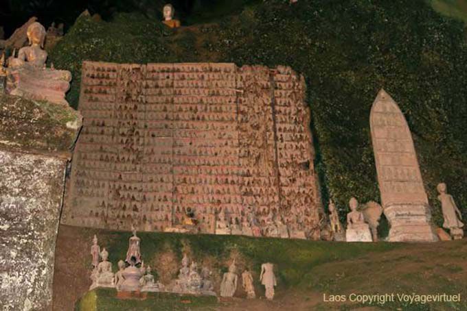 Estantes Budas en Pak O, Laos