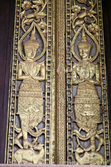 Puerta con incrustaciones de Ho Phra Keow Temple, Vientiane, Laos