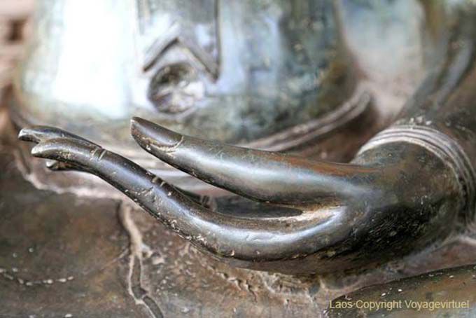 Detalle la mano de bronce de Buda, Wat Ho Phra Kaew, Vientiane, Laos