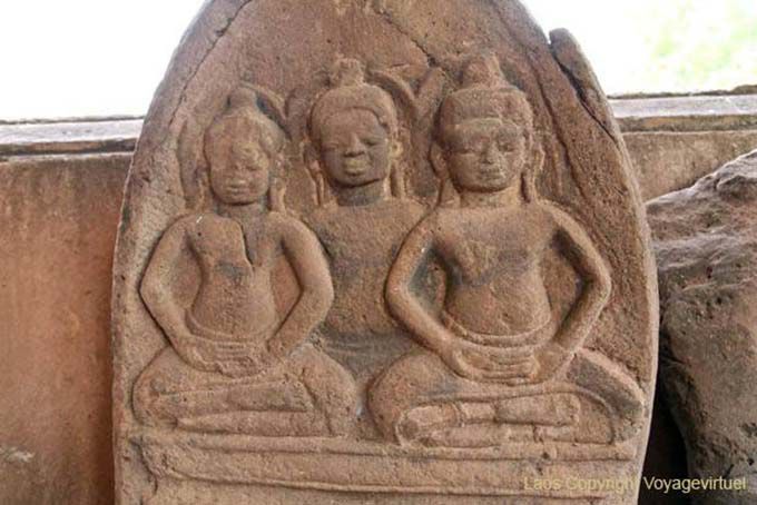 Tríptico de Budas sentados sobre estela Wat Ho Phra Kaew, Vientiane, Laos