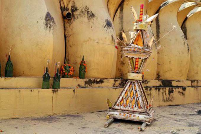 Las ofrendas a los pies de Pha That Luang, Vientiane, Laos