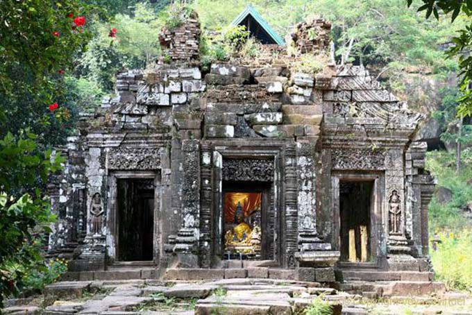 Frente al santuario, Wat Phu, Laos