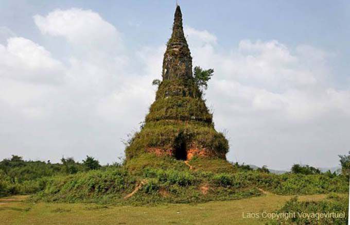 Stupa cubierto de vegetación, Xieng Khouang Antigua Capital, Laos