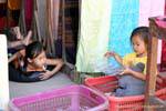 Niños jugando con no mucho Ban Xanhai, Laos.