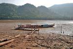 Pontón barco amarre en el Mekong Ban Xanhai, Laos.