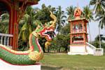 Dragón y campanario Wat Khon Tai, Khone Island, Laos.