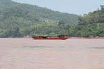Barco de transporte tradicional en el Mekong, Luang Prabang, Laos.