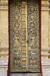 Puerta Wat Khun largo de Xieng del templo hombres, Luang Prabang, Laos.