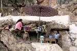Comercio en los escalones, Pak Ou, Laos.
