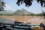 Vista panorámica del río y las montañas de Pak Ou, Laos.