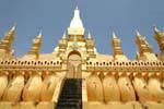 Escaleras del santuario, Wat That Luang, Vientiane, Laos.