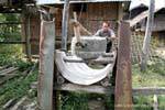 Moler el grano a mano, Hmong, Xieng Khouang, Laos.