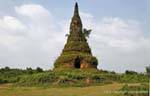 Stupa cubierto de vegetación, Xieng Khouang Antigua Capital, Laos.