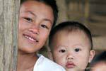 Sonrisa y asombro infantil, tailandés Dam, Xieng Khouang, Laos.