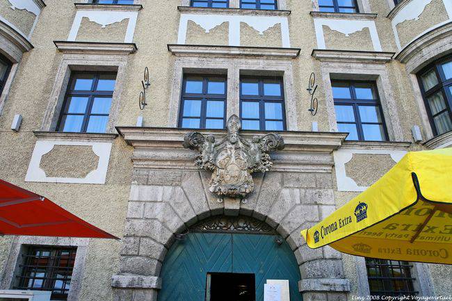 Frontón adornado, Altstadt, Alter Markt, Linz - Austria