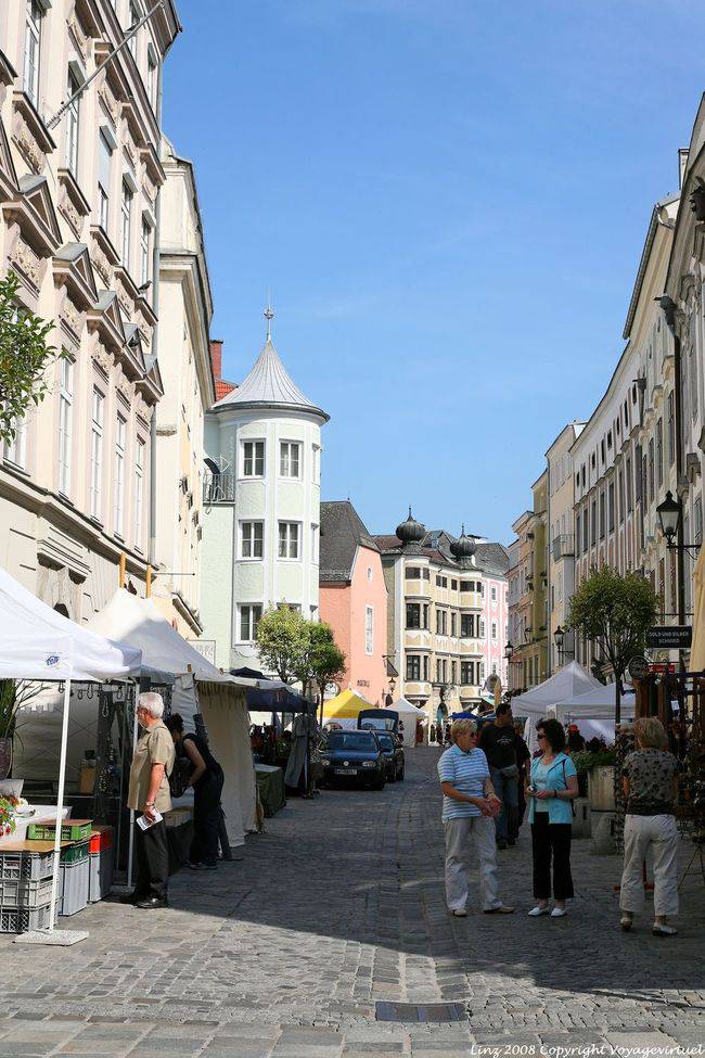 Altstadt, al comienzo de la calle peatonal, Linz - Austria