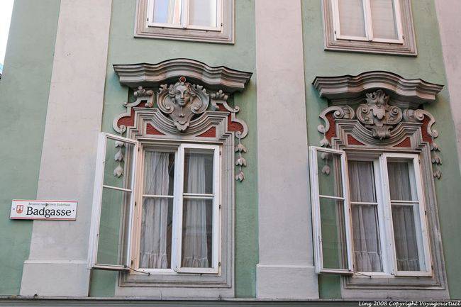 Altstadt, Badgasse, mascarón en las ventanas, Linz - Austria