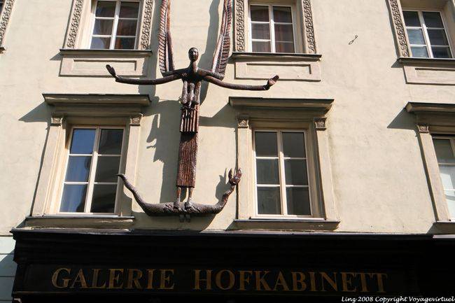 Altstadt, escultura en la fachada de la Galerie Hofkabinett, Hofgasse, Linz - Austria
