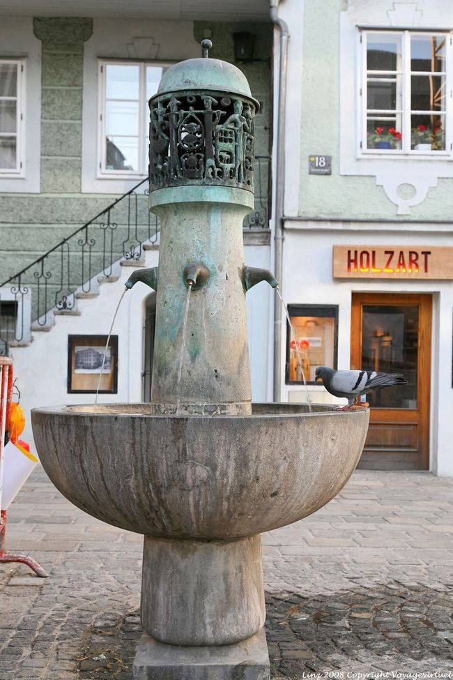 Altstadt, Klosterstrasse, fuente de palomas, Linz - Austria