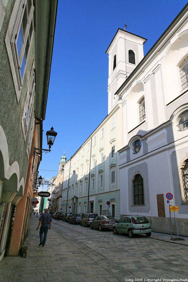 Campanario en la calle, Klosterstrasse, Minoritenkirche, Linz - Austria