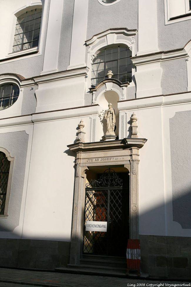 Entrada a la iglesia, Klosterstrasse, Minoritenkirche, Linz - Austria