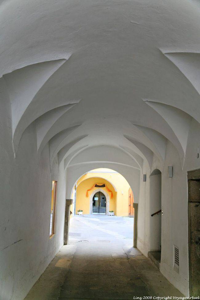 Altstadt, paso arqueado, Linz - Austria