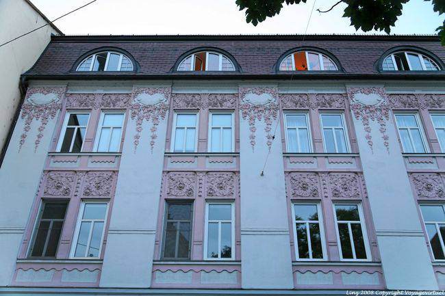 Baumbachstrasse, rosa sobre azul, luz del atardecer, Linz - Austria