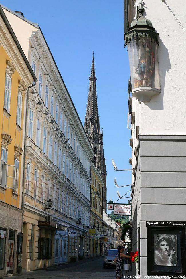Bischofstrasse, estatua encerrada, Linz - Austria