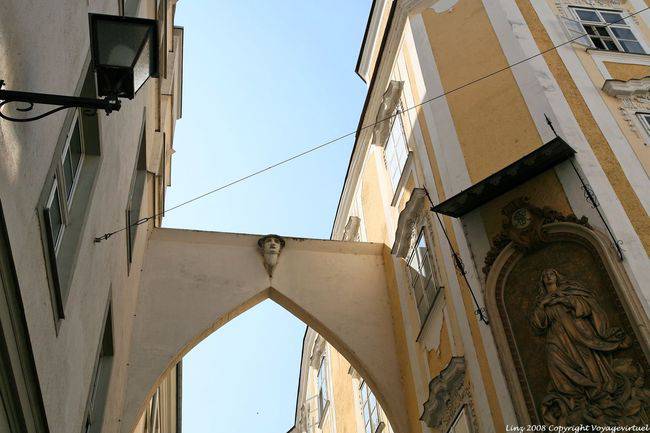 Domgasse, arco de la cabeza, Linz - Austria