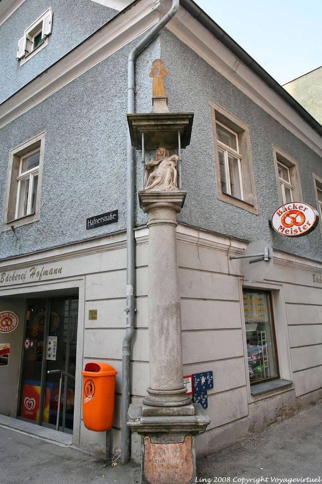 Hafnerstrasse, Virgen y Cristo en la esquina de la calle, Linz - Austria