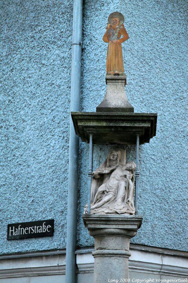 Hafnerstrasse, detalle en una columna votiva, Linz - Austria