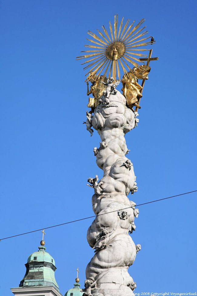 Hauptplatz, detalle de la Dreifaltigkeitssaule, Linz - Austria