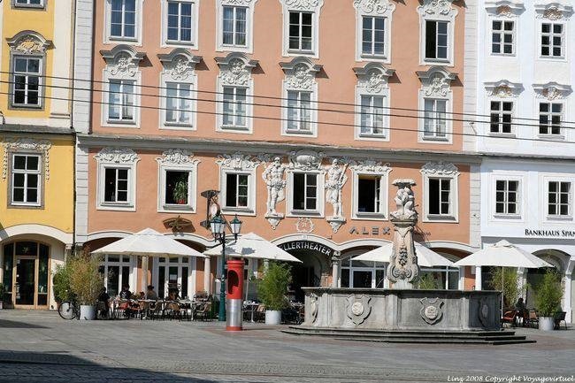 Hauptplatz, Kellertheater, una fuente, Linz - Austria