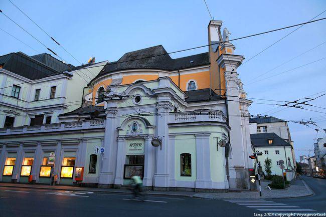 Herrenstrasse, Apotheke Barmherzigen Bruder, visión nocturna, Linz - Austria