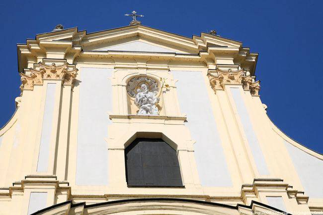 Karmeliter Kirche, primer plano en la parte superior de la fachada, Linz - Austria