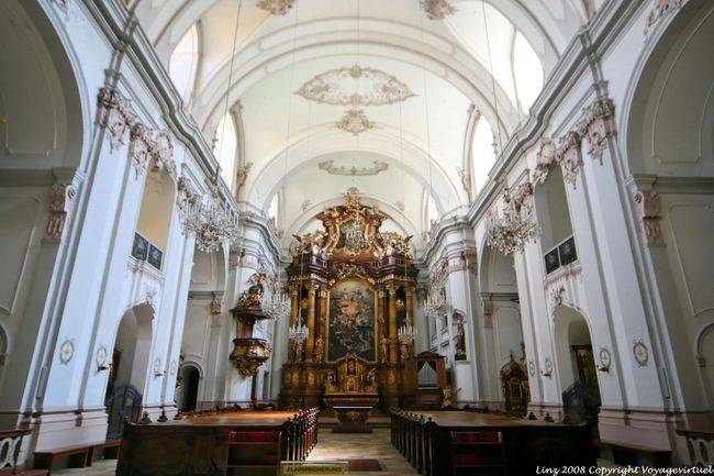 Karmeliter Kirche, la nave y el altar, Linz - Austria