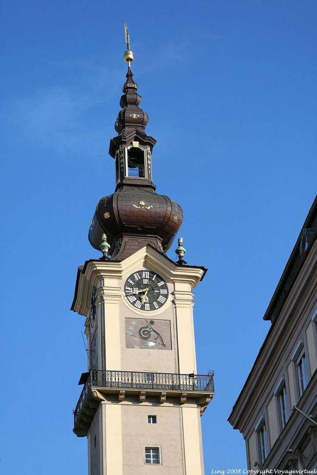 Landhaus, reloj, reloj de sol y cima de pináculo, Linz - Austria