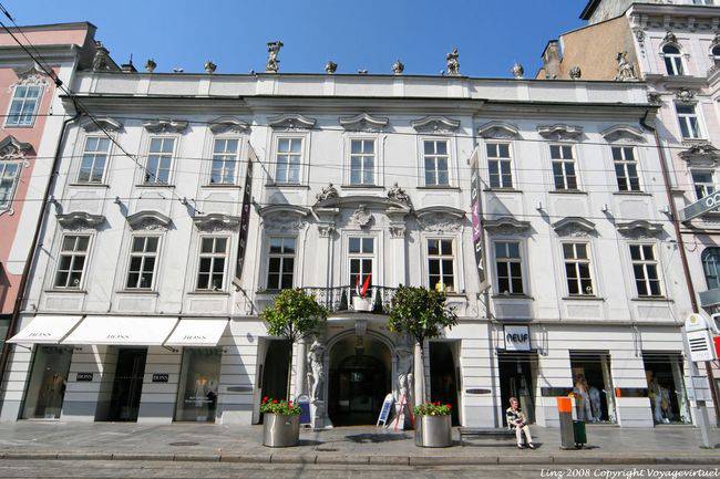 Landstrasse, fachada con atlas y estatuas en el techo, Boss y Neuf, Linz - Austria