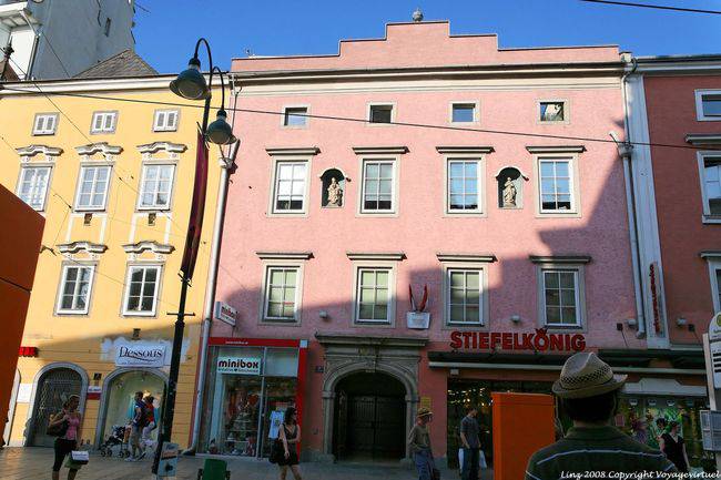 Landstrasse, fachada rosa con estatuas en nichos, Linz - Austria