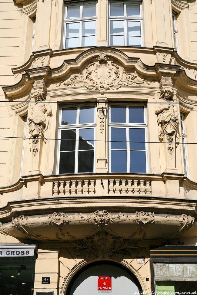 Landstrasse, fachada y esculturas, Hash y socio, Linz - Austria